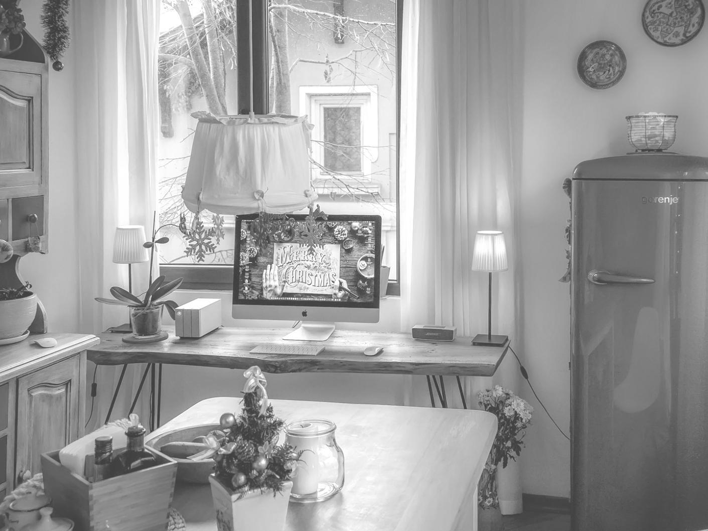 Geschäftsanalyse Arbeitsplatz mit Dokumenten und Computer